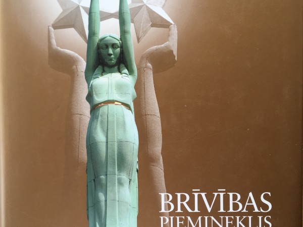 Brīvības piemineklis - tautas celts un aprūpēts