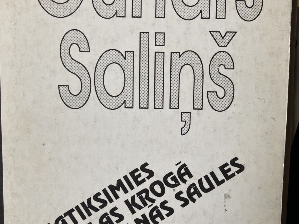 Satiksimies miglas krogā pie melnās saules