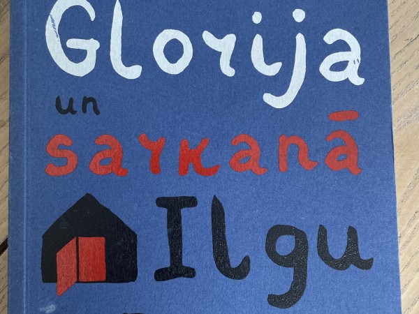 Emma Glorija un sarkanā ilgu grāmata