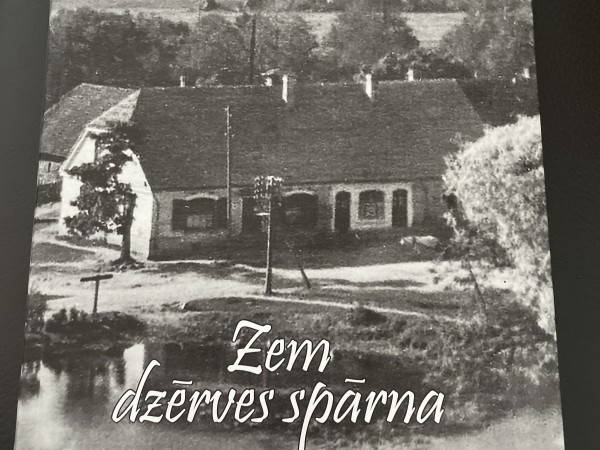 Zem dzērves spārna. Cīravas pagasts