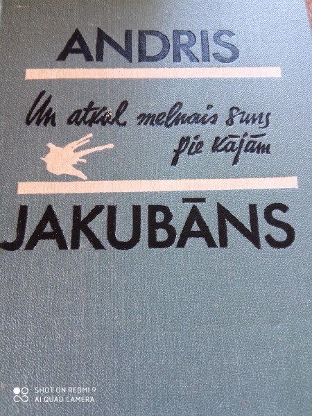 Un atkal melnais suns  pie  kājām