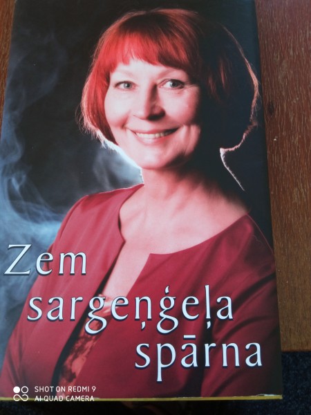 Zem eņģeļa spārna