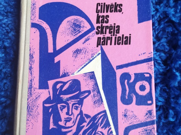 Cilveks, kas skrēja pāri ielai