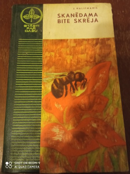 Skanēdama bite skrēja