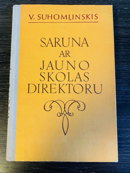 SARUNA AR JAUNO SKOLAS DIREKTORU