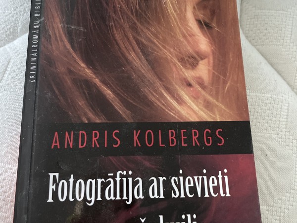 Fotogrāfija ar sievieti un mežakuili