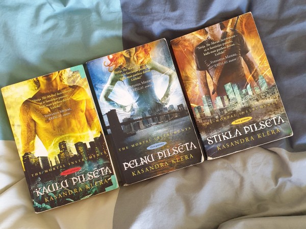 Kaulu pilsēta, Pelnu pilsēta, Stikla pilsēta