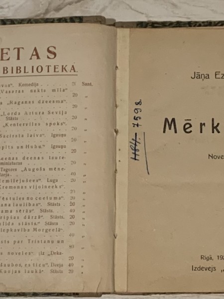 Mērkaķis Kā mati pīpi aizkūpina Naktij uznākot