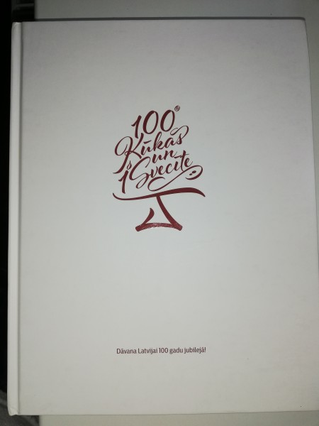 100 kūkas un 1 svecīte