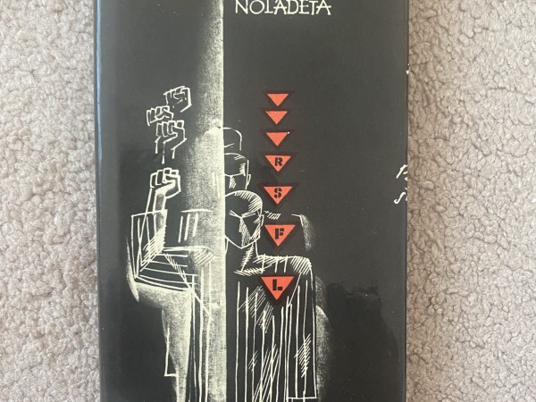 iedēstiet rozes zemē nolādētā