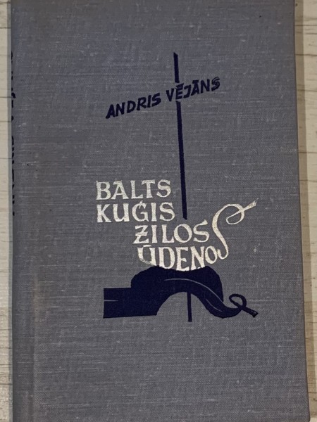 Balts kuģis zilos ūdeņos