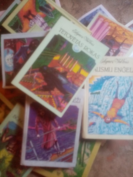 Dažādi detektīvi (20 grāmatas)