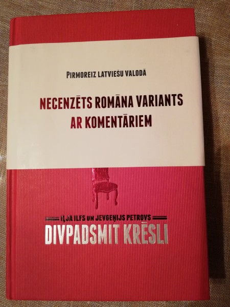Divpadsmit krēsli