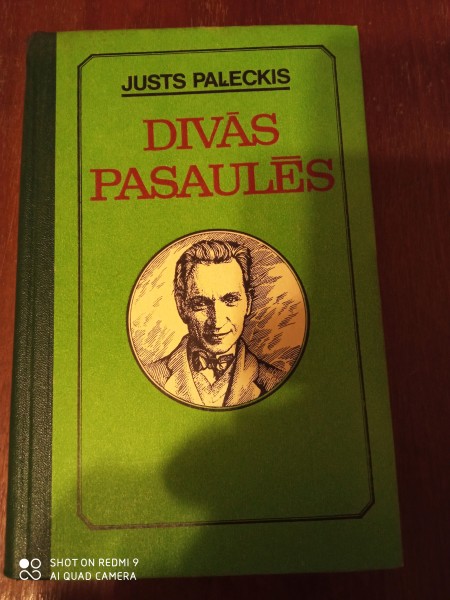Divās pasaulēs