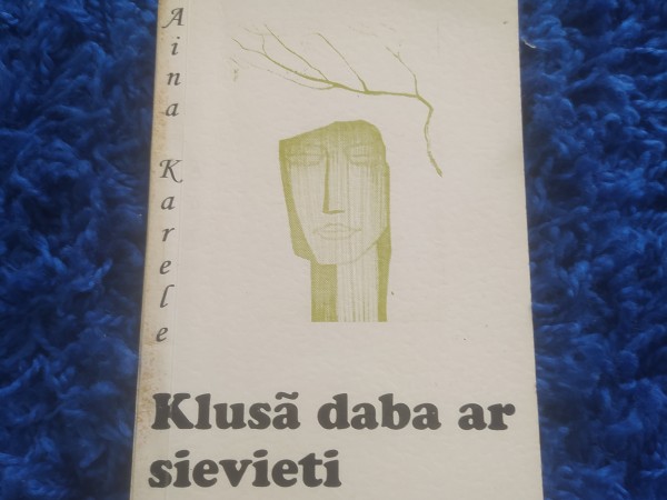 Klusā daba ar sievieti pagalmā