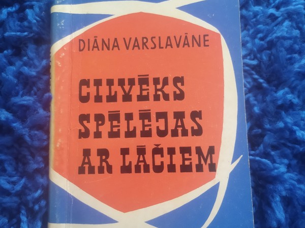 Cilvēks spēlējas ar lāci