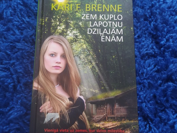 Zem kuplo lapotņu dziļajām ēnām