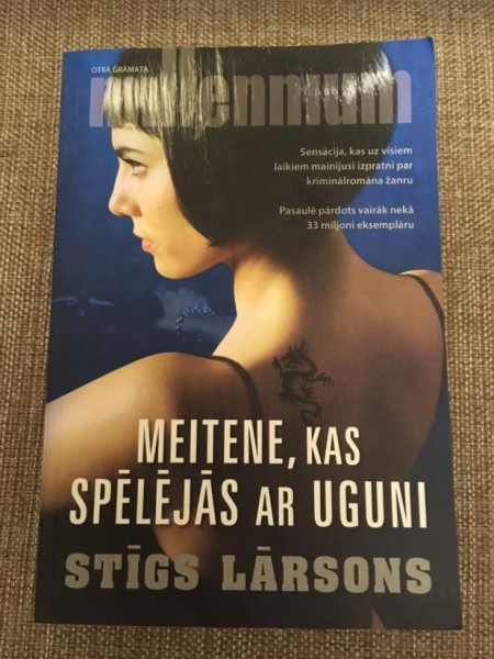Meitene, kas spelejas ar uguni