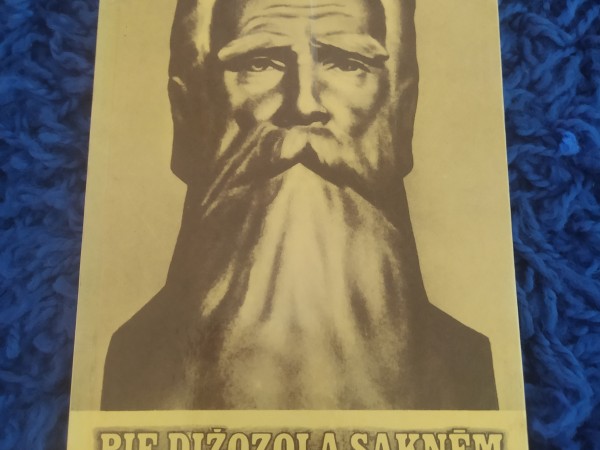 Pie dižozols saknēm