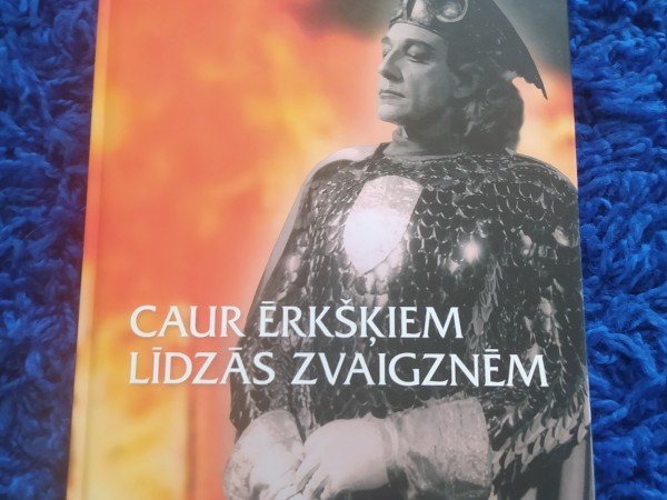 Caur ērkšķiem līdzās zvaigznēm