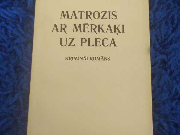 Matrozis ar mērkaķi uz pleca