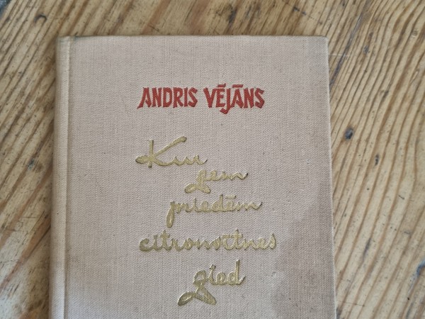 Kur zem priedēm citronvītnes zied