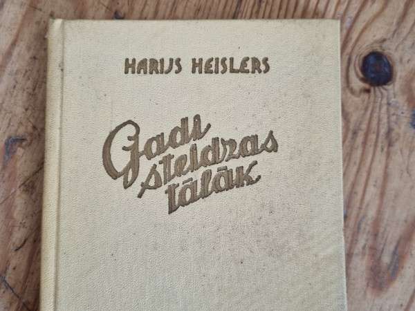 Gadi steidzas tālāk