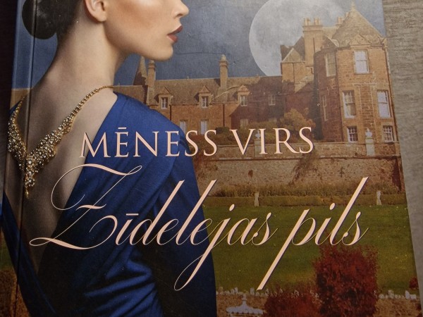 Mēness virs Zīdelejas pils