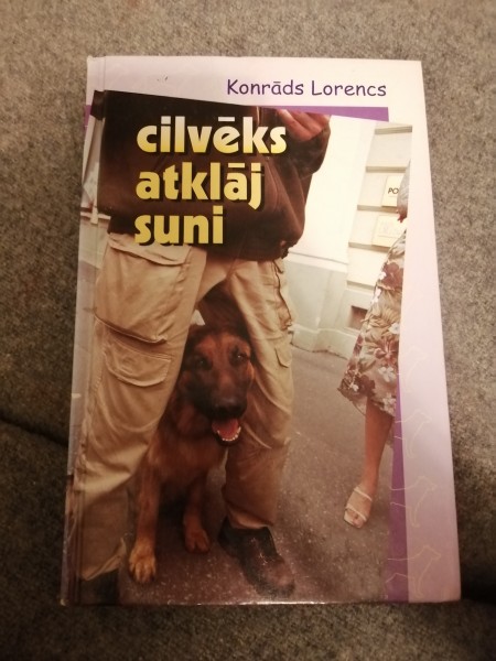 Cilvēks atklāj suni