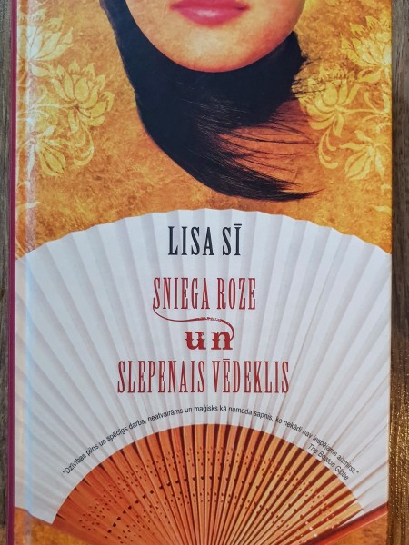 Sniega Roze un slepenais vēdeklis