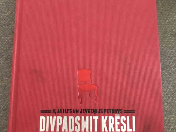 Divpadsmit krēsli