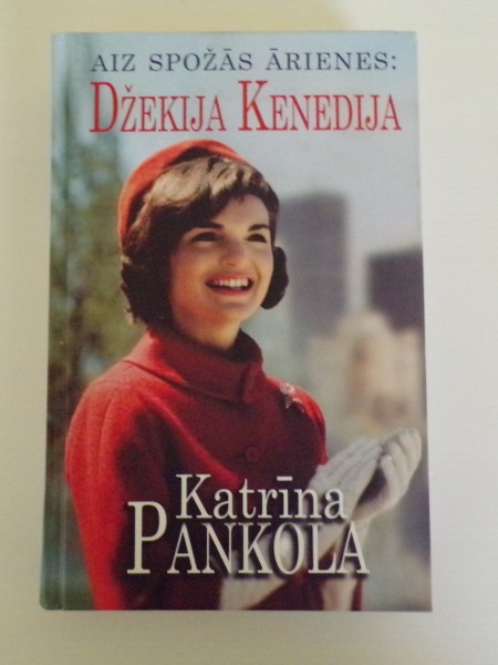 Aiz spožās ārienes: Džekija Kenēdija