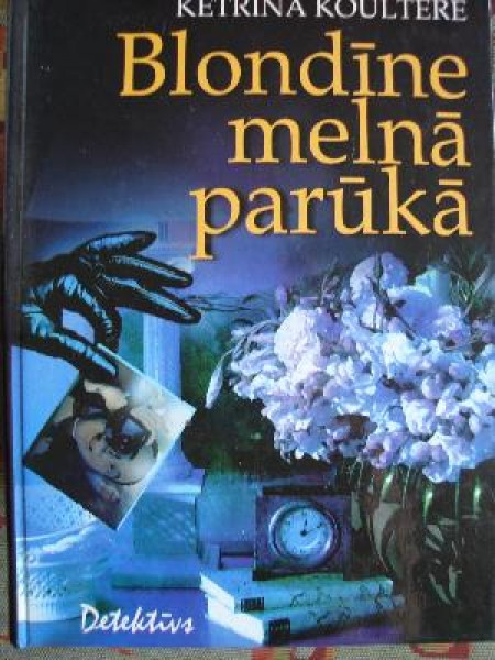 Blondīne melnā parūkā