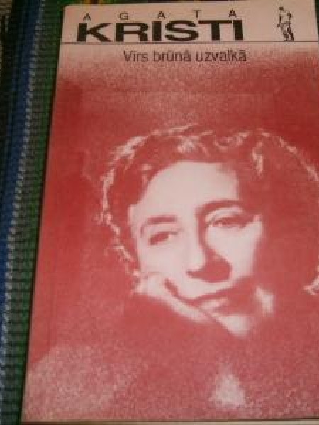 Vīrs brūnā uzvalkā