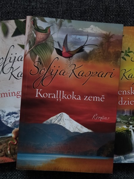 Koraļļkoka zemē; Flamingu lagūna; Ūdenskrituma dziesma