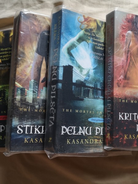 Kaulu pilsēta, stikla pilsēta, pelnu pilsēta, kritušo eņģeļu pulsēta