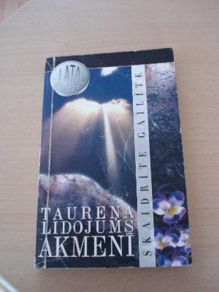 Taureņa lidojums akmenī