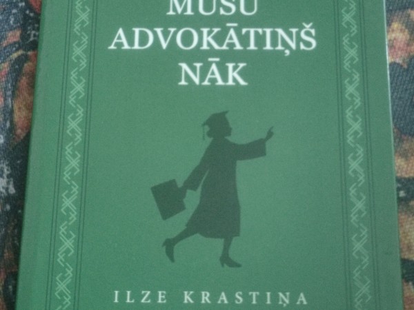 Mūsu advokātiņš nāk