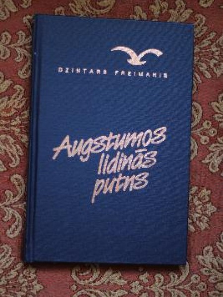 Augstumos lidinās putni