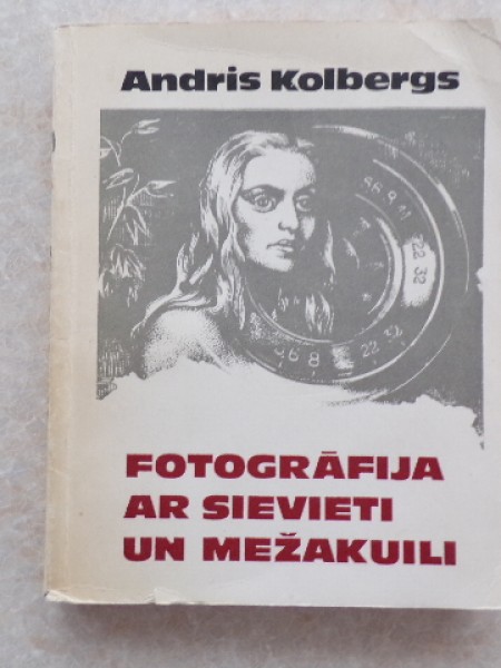 Fotogrāfija ar sievieti un mežakuili