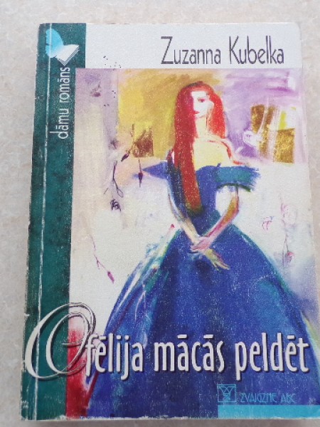 Ofēlija mācās peldēt