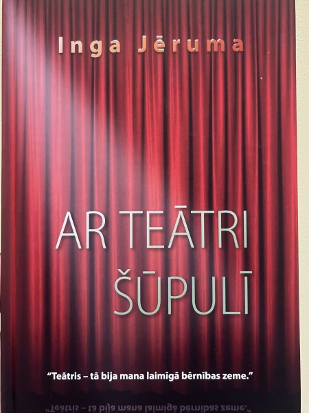 Ar teātri šūpulī