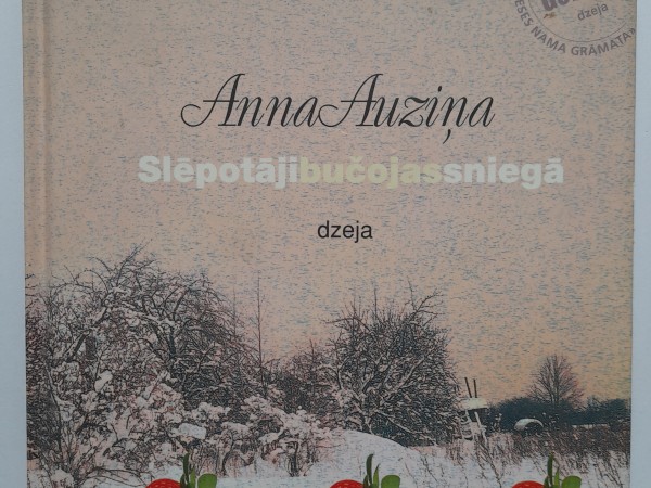 Slēpotāji bučojas sniegā