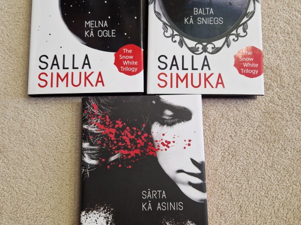 Melna kā ogle, Balta kā sniegs, Sārta kā asinis