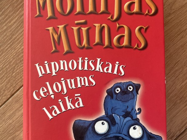 Mollijas Mūnas hipnotiskais dzeļojums laikā