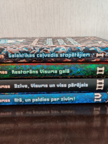 Galaktikas ceļvedis stopētājiem; Restorāns visuma galā; Dzīve, Visums un viss pārējais; Atā, un pald