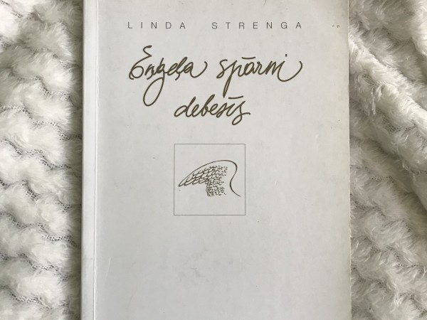 Eņģeļa spārni debesīs