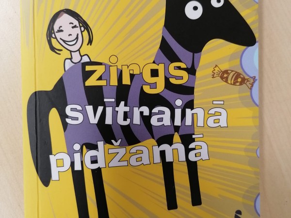 Zirgs svītrainā pidžamā