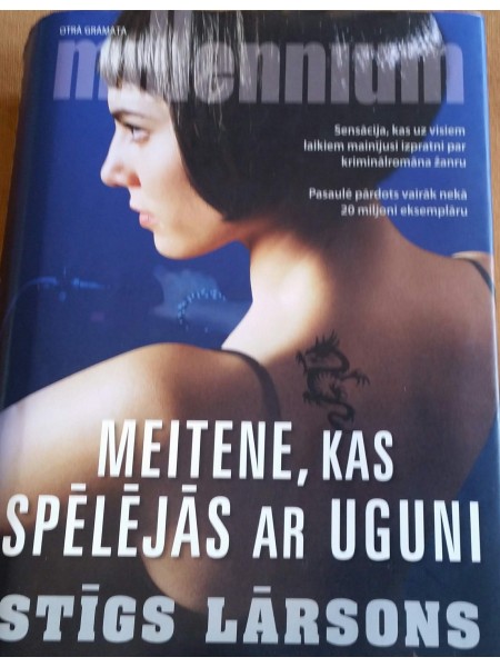 Meitene, kas spēlējās ar uguni