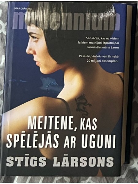 Meitene, kas spēlējas ar uguni